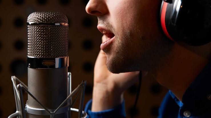 Locutor masculino con auriculares